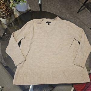 Banana Republic V-Neck Sweater in Cream